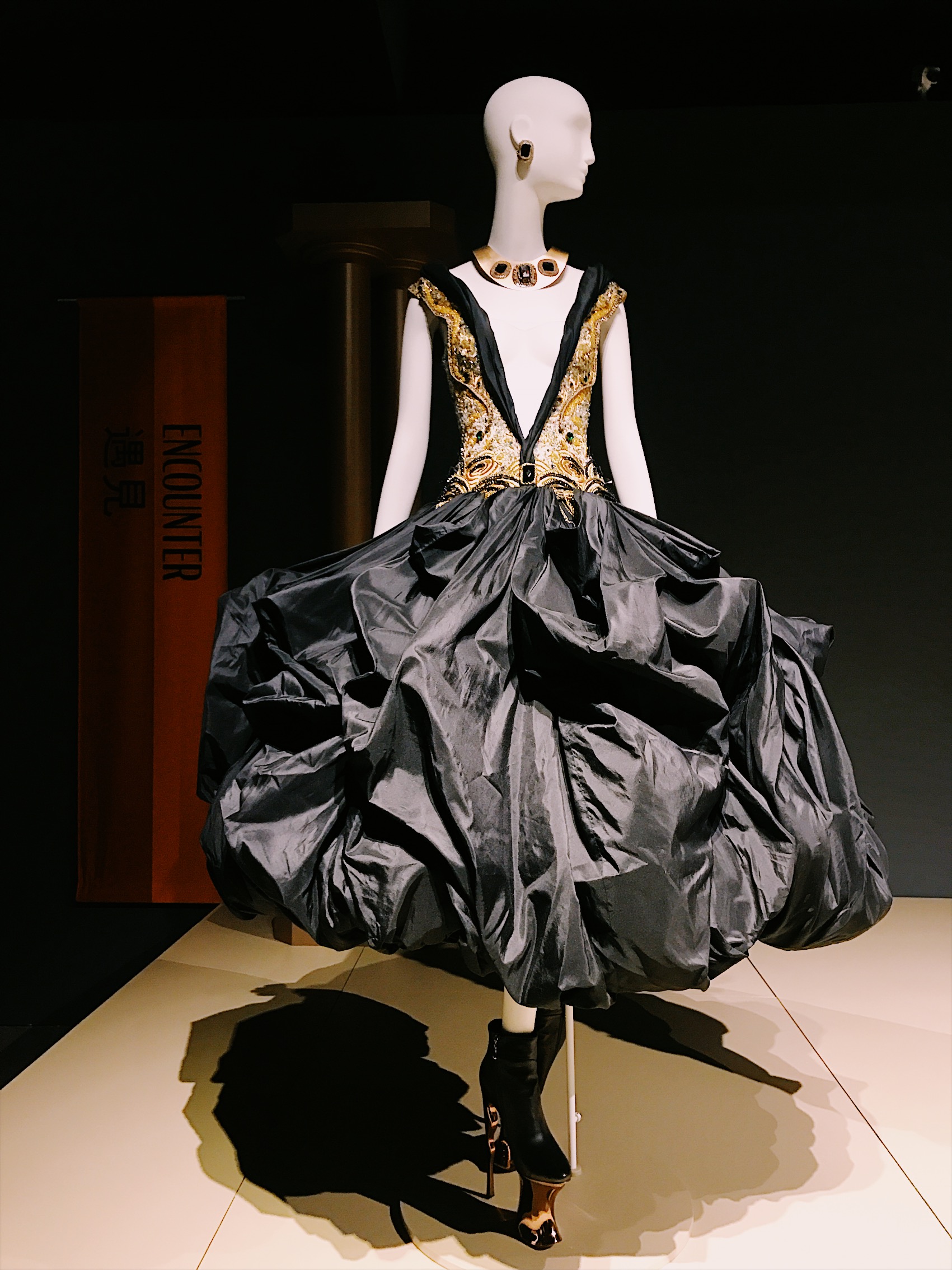 Guo Pei, Bowers Museum, Orange County, Chinese couture, haute couture, Chambre Syndicale de la Haute Couture, Paris fashion week, fashion week, fashion exhibition, museum exhibition, embroidery, Guo Pei, Guo Pei Encounter, Guo Pei 1002 Nights, fashion designer