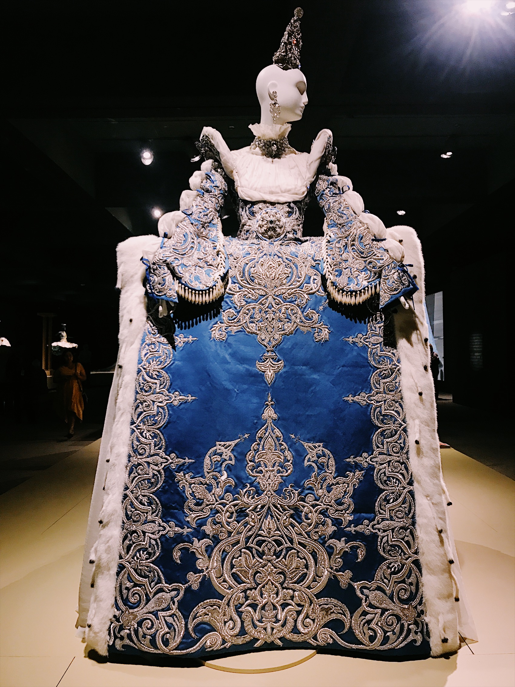 Guo Pei, Bowers Museum, Orange County, Chinese couture, haute couture, Chambre Syndicale de la Haute Couture, Paris fashion week, fashion week, fashion exhibition, museum exhibition, embroidery, Guo Pei, Guo Pei Encounter, Guo Pei 1002 Nights, fashion designer