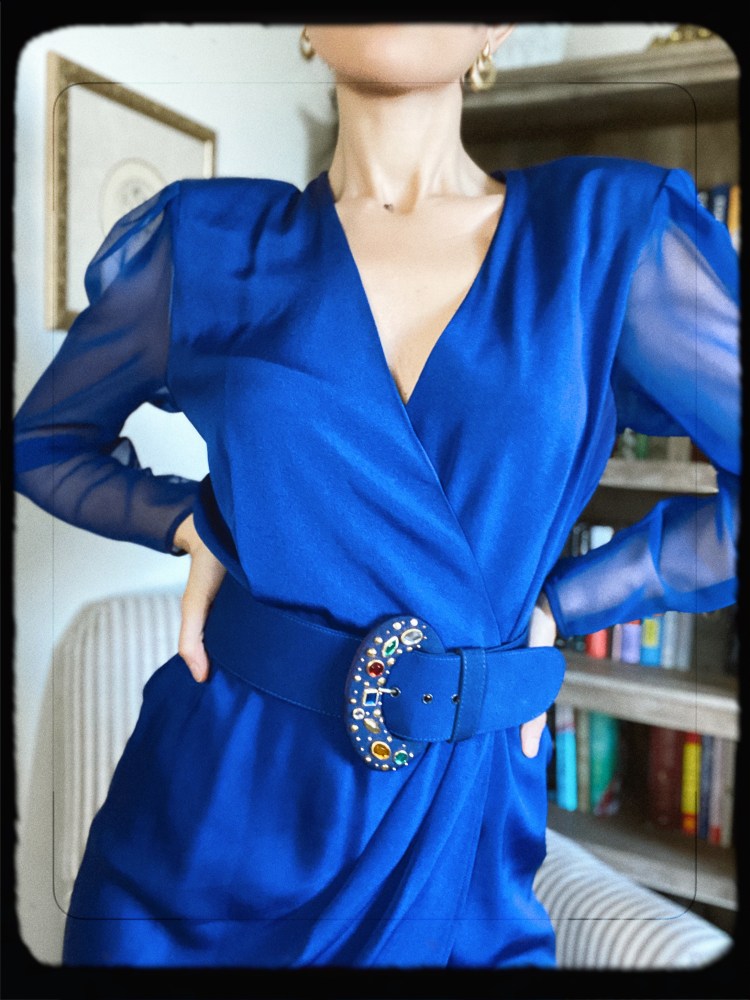 sheer sleeves, structured dress, red carpet fashion, cocktail dress, evening dress, belted dress, AMAs, American Music Awards, red carpet, vintage dress, vintage fashion, shoulder pads, vintage earrings, golden earrings, indigo dress, blue dress, TV host, entertainment, red carpet look, red carpet,